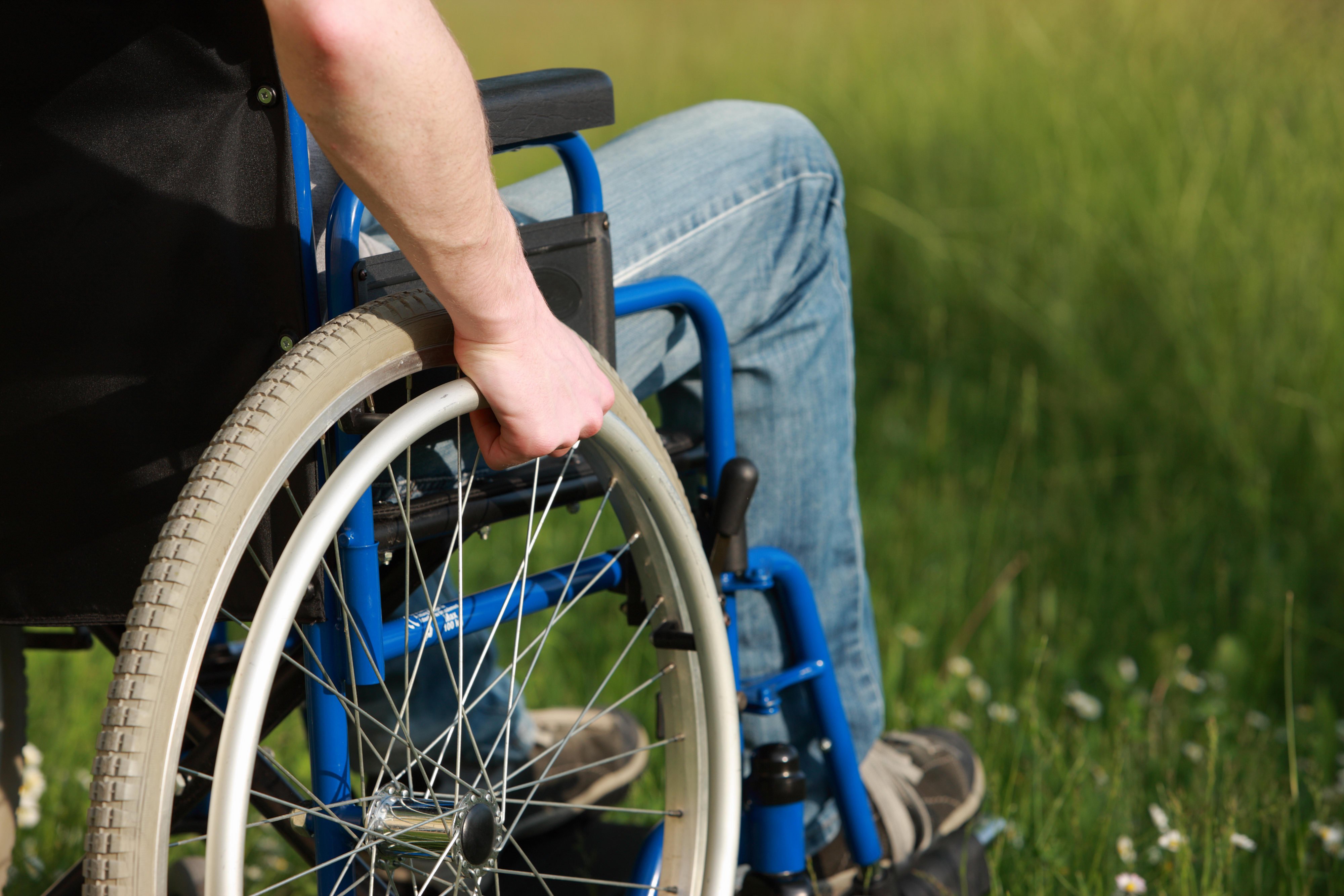 Инвалидность украина. Инвалидная коляска. Человек в инвалидной коляске. Коляска для инвалидов. Челик в инвальдной коляске.