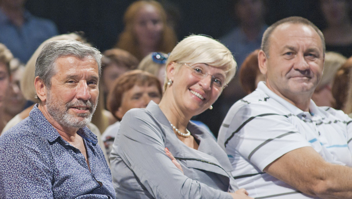 Контракт подписали, труппу поздравили