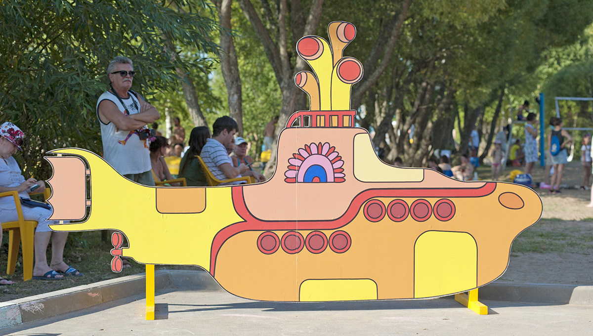 Фанерная субмарина и реальные волны