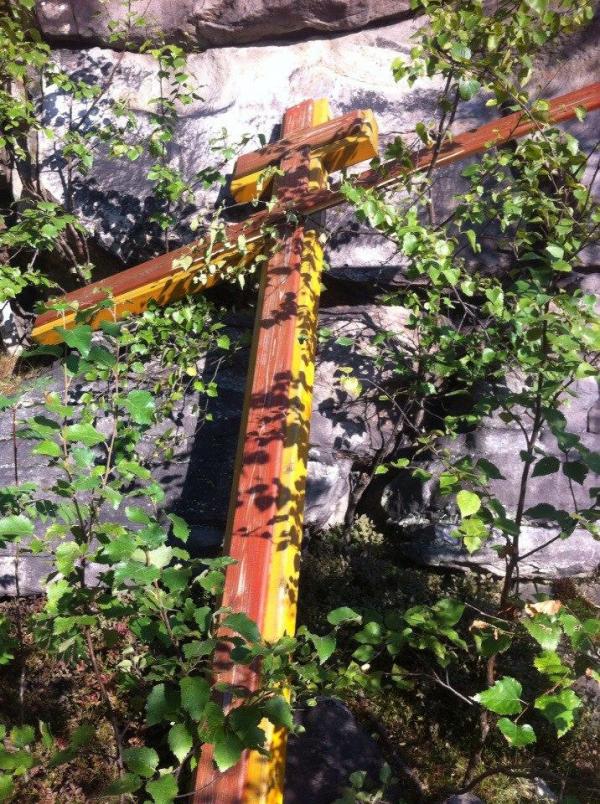В Губахе на горе Крестовая неизвестные спилили православный крест
