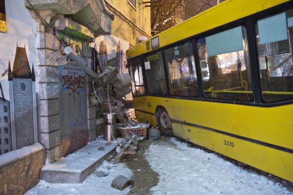 Автобус с троллейбусом не поделили дорогу в Перми