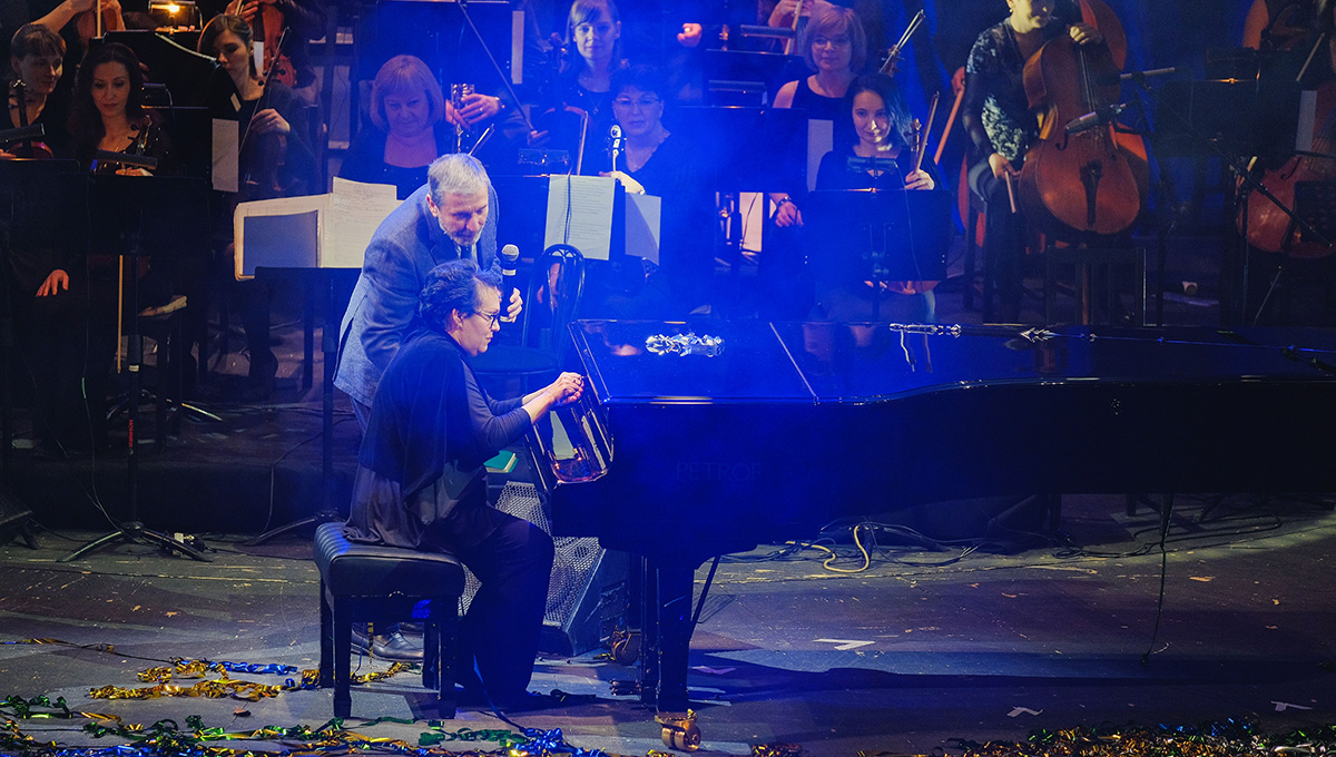 Рояль выходит из кустов