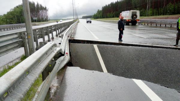 На автодороге Пермь — Екатеринбург размыло мост через реку Юг