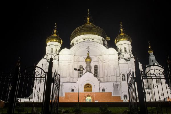 Крестовоздвиженский собор Белогорского монастыря в свете DURAY