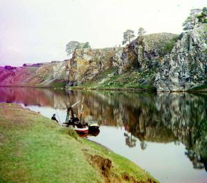 Река Чусовая близ деревни Слободская Утка. В центре — аэроглиссер, на котором путешествовали в 1912 