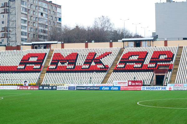 <div>Впервые за 10 лет на пермском стадионе «Звезда» заменят искусственный газон</div>