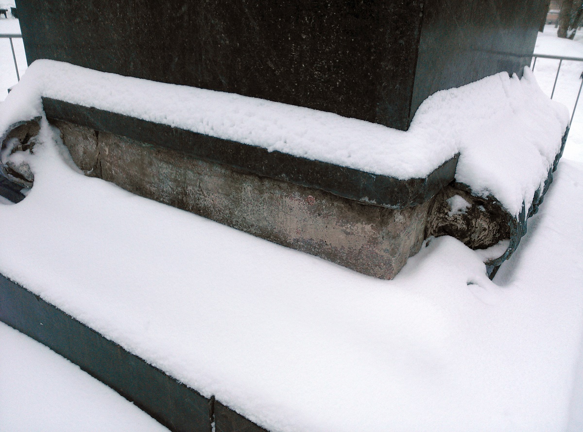 У памятника Ленину в Театральном сквере разрушилось основание
