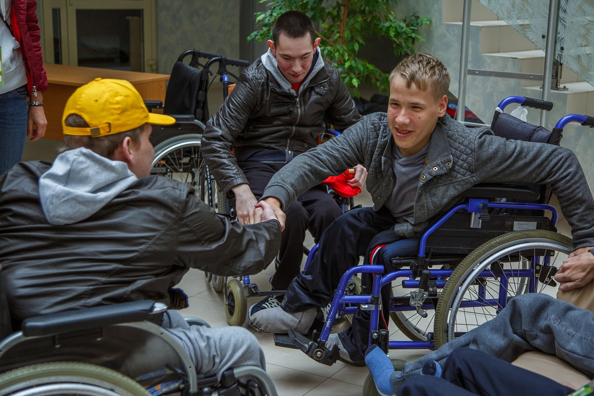 Воспитанник интерната для умственно отсталых детей прочитает Тотальный диктант