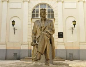 Памятник Чехову возле районного Дворца культуры его имени