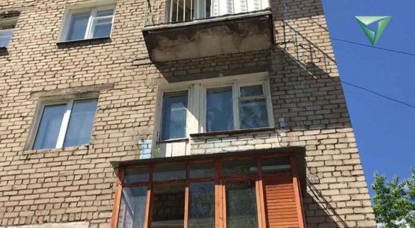 В Кировском районе балкон обрушился вместе с мужчиной