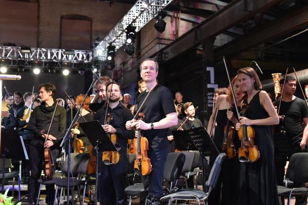 Почти 100 музыкантов исполнили Четвертую симфонию Малера в цехе бывшего завода в Перми