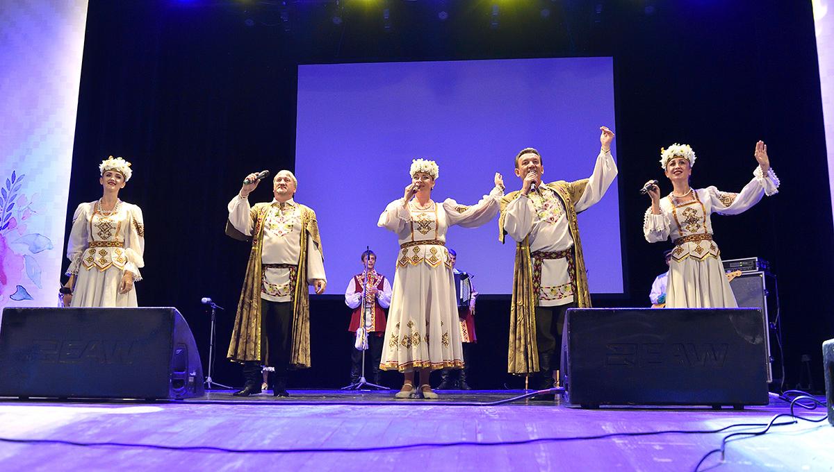 Привезли праздник