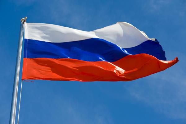 На пермской набережной растянут 25-метровый российский флаг