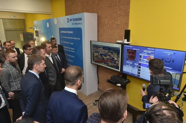 «ЭР-телеком» представил председателю правления «СИБУР Холдинга» Дмитрию Конову свои «цифровые» разработки для предприятия