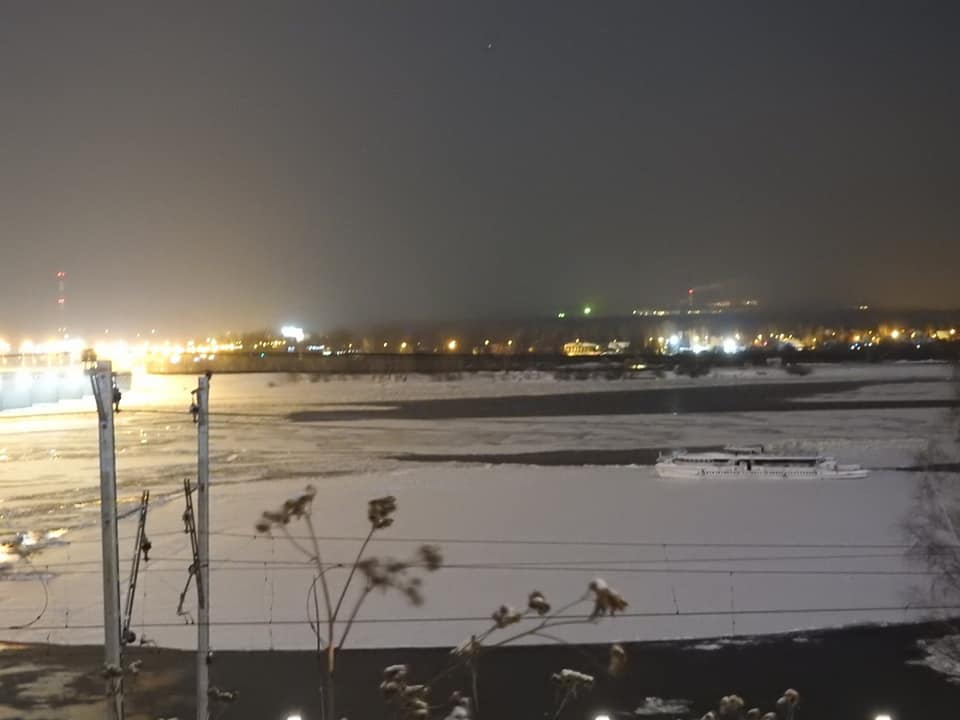 Оторвавшиеся от берега дебаркадеры и теплоход всё еще дрейфуют у Коммунального моста