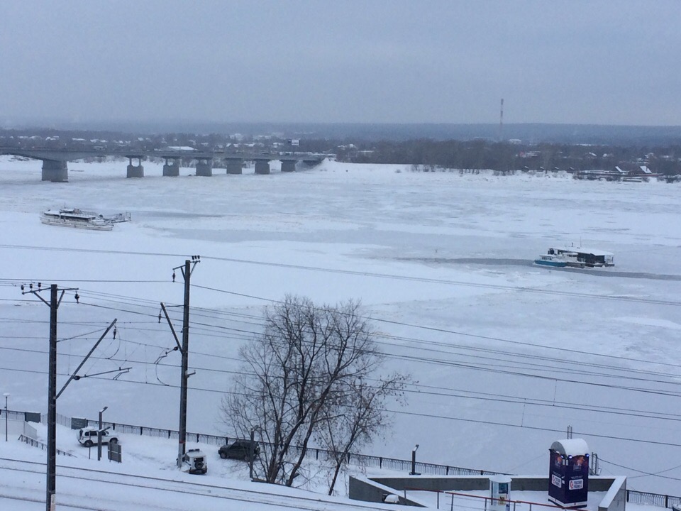 Пермские спасатели решают, как транспортировать дрейфующие на Каме дебаркадеры и теплоход