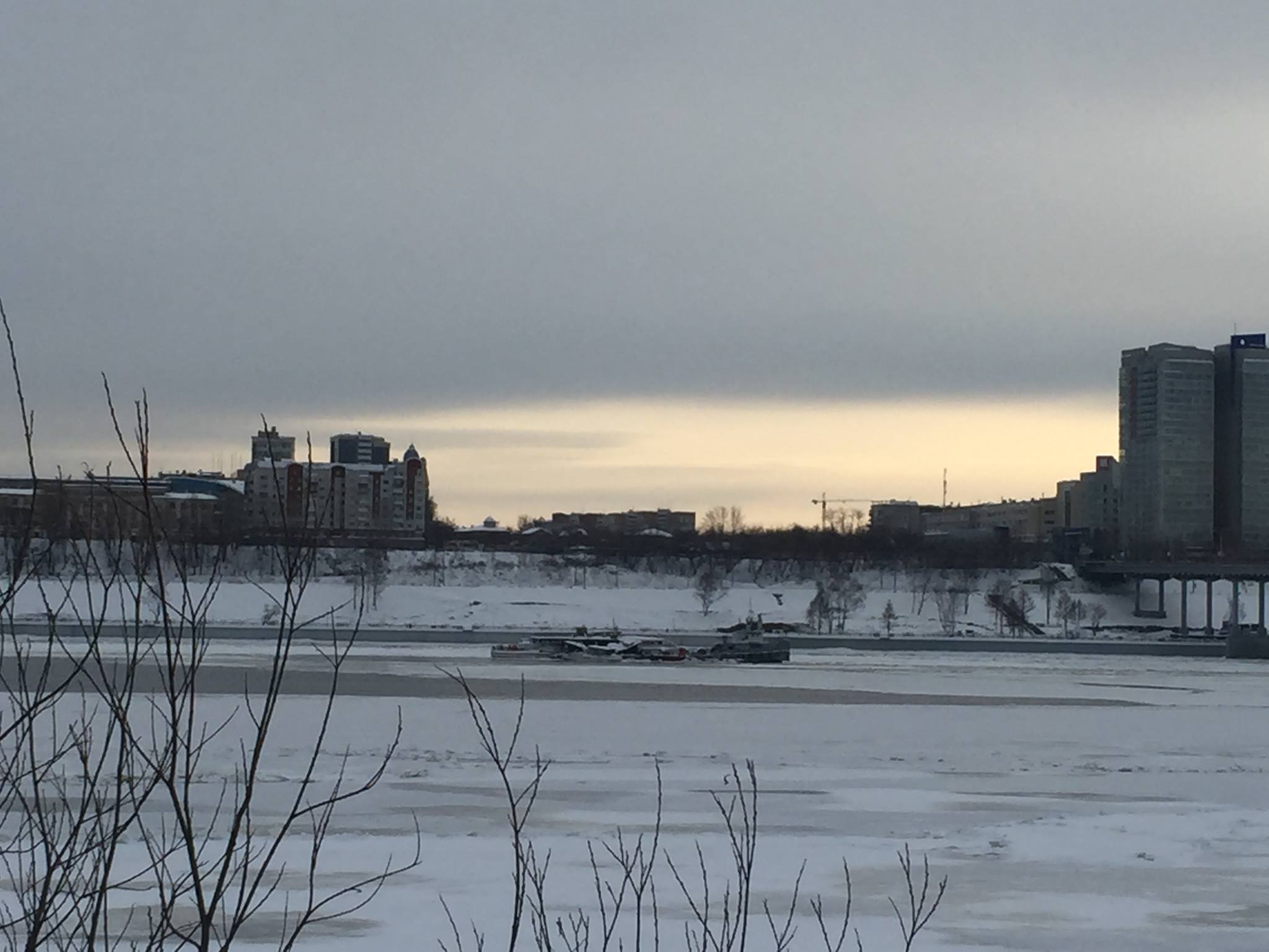 Коммунальный мост перекрыт из-за буксировки дрейфующих судов