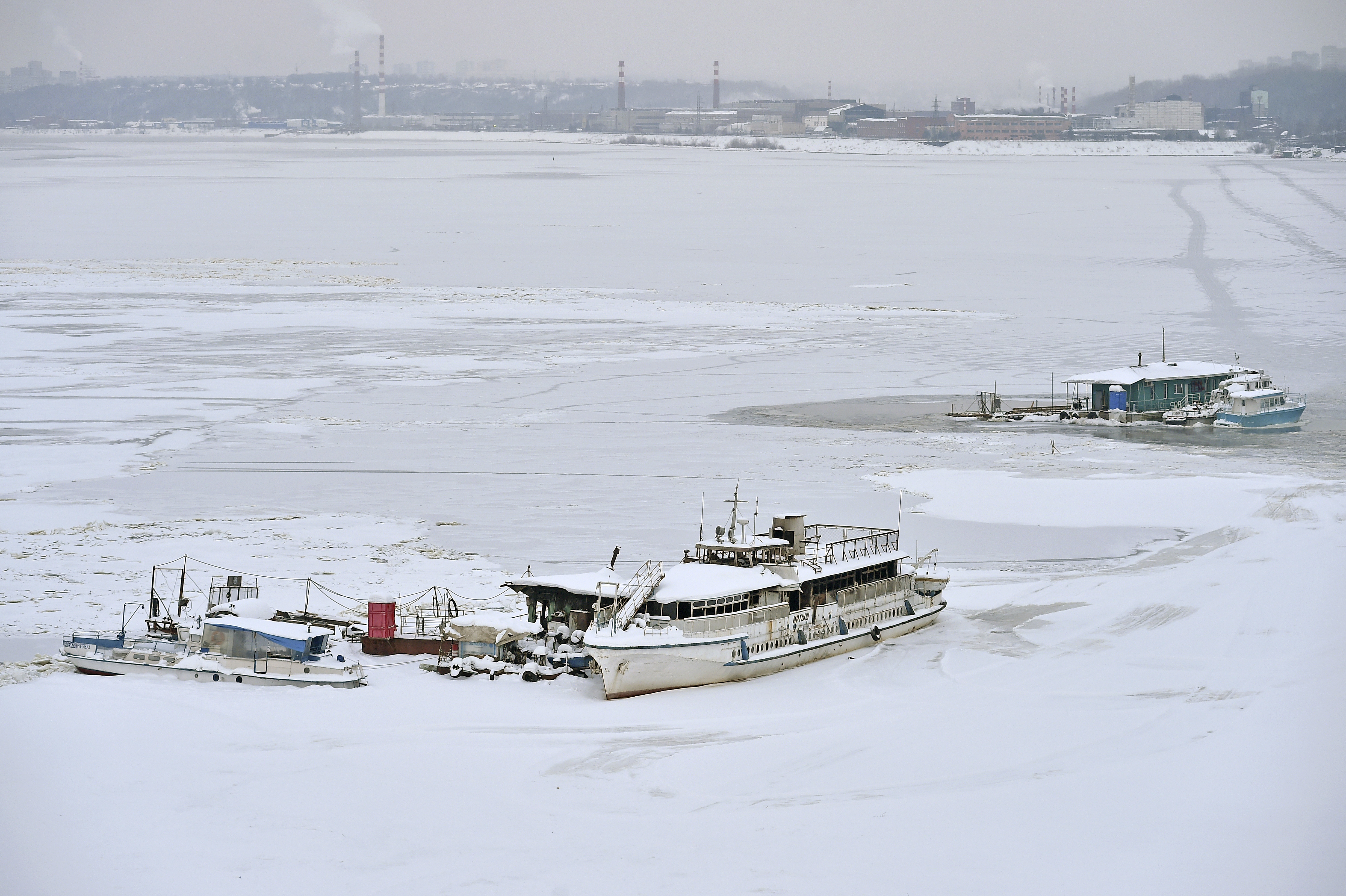 Первый этап буксировки застрявших на Каме судов завершён