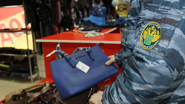 Владельца магазина в Перми привлекли к ответственности за использование брендов Levi's, New Balance и Swissgear