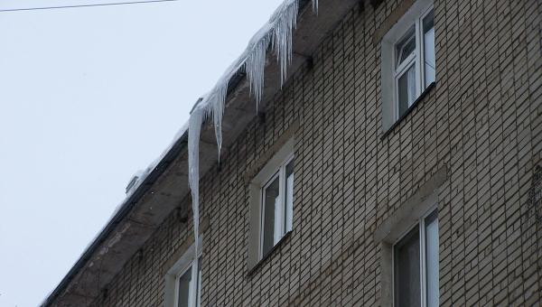 В Прикамье прокуратура начала проверку из-за падения снега на прохожую в Чусовом