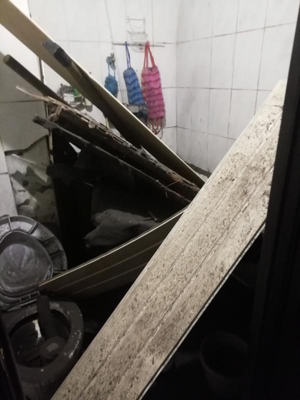 В Перми рабочий чистил крышу аварийного дома и провалился в квартиру