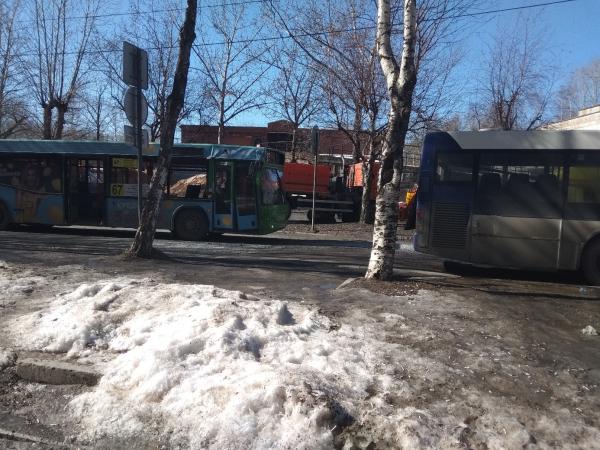 Столкновение автобусов на остановке «Улица Макаренко»
