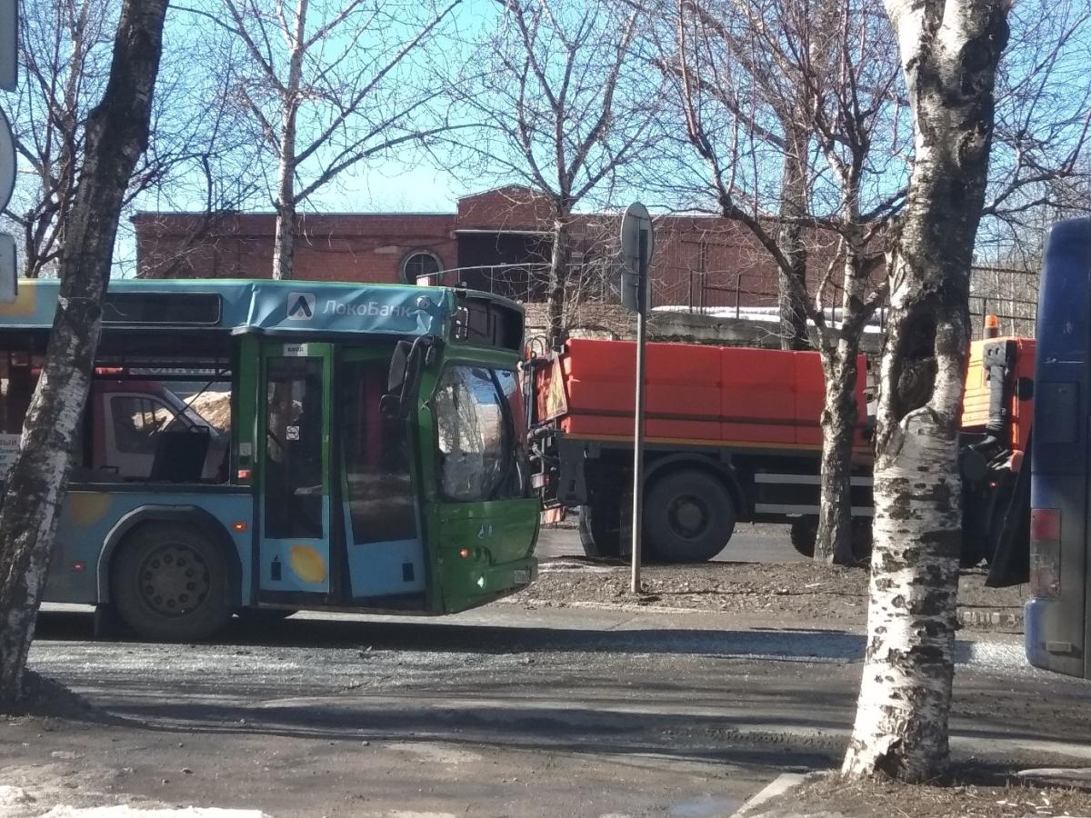 Столкновение автобусов на остановке «Улица Макаренко»