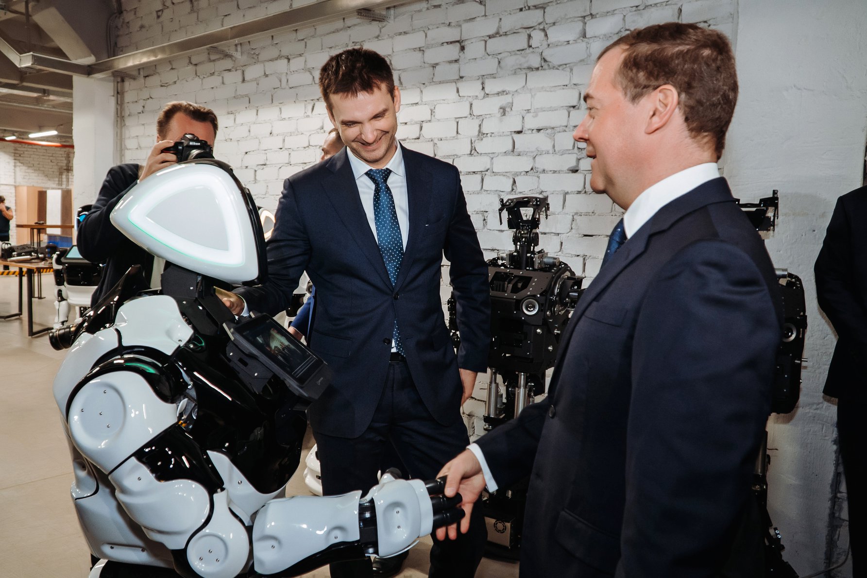 Дмитрию Медведеву представили тайную разработку пермского «Промобота»