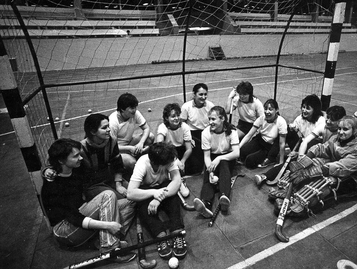 Участницы женской команды по-хоккею на траве. Дзержинец на тренировке. 1988. Пермь
