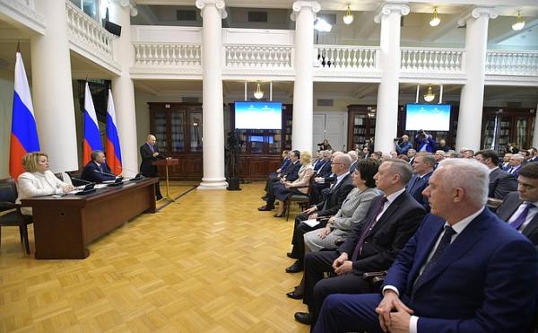 Валерий Сухих обменялся опытом с законодателями из регионов по реализации нацпроектов и послушал Путина