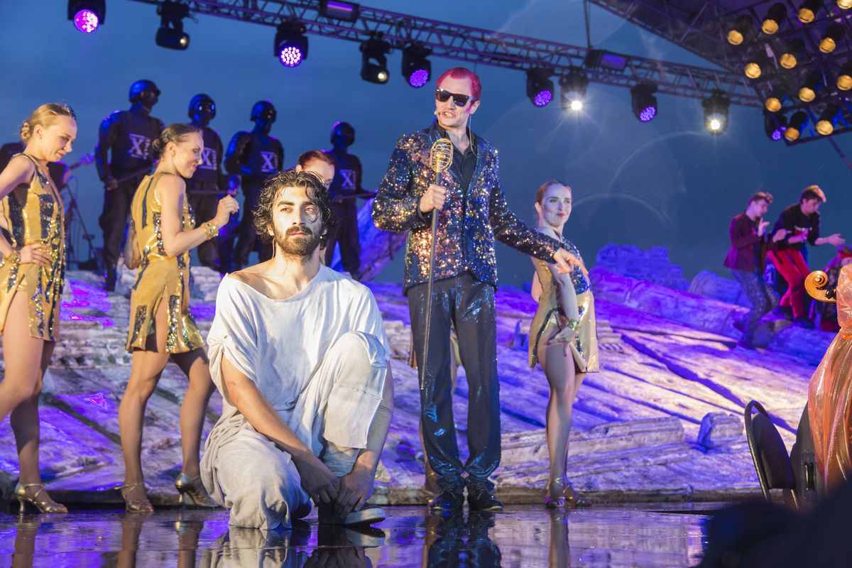 «Христос» на Крестовой, или Поющие под дождём