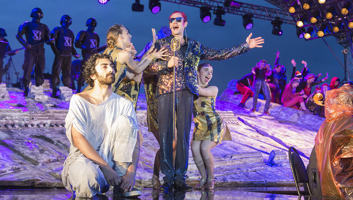 «Христос» на Крестовой, или Поющие под дождём