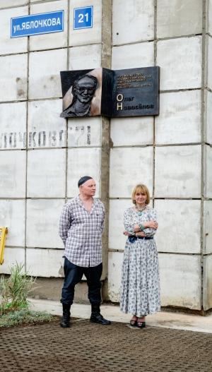 Алексей Залазаев и Елена Зорина-Новосёлова на фоне барельефа 