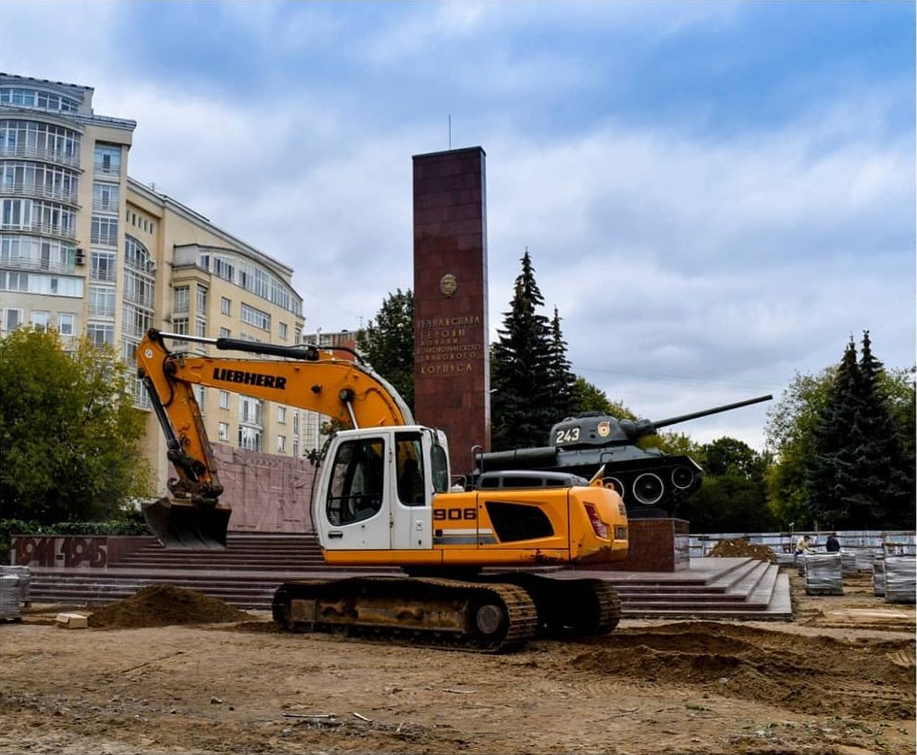 Начался ремонт бульвара у танка на Сибирской