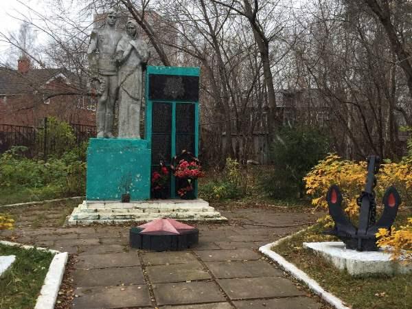 Жители Кировского района просят провести ремонт памятника героям Великой Отечественной войны