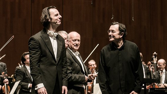 Теодор Курентзис: 
Очень весело, когда летишь дирижировать Венской филармонией из Перми, а не из Парижа