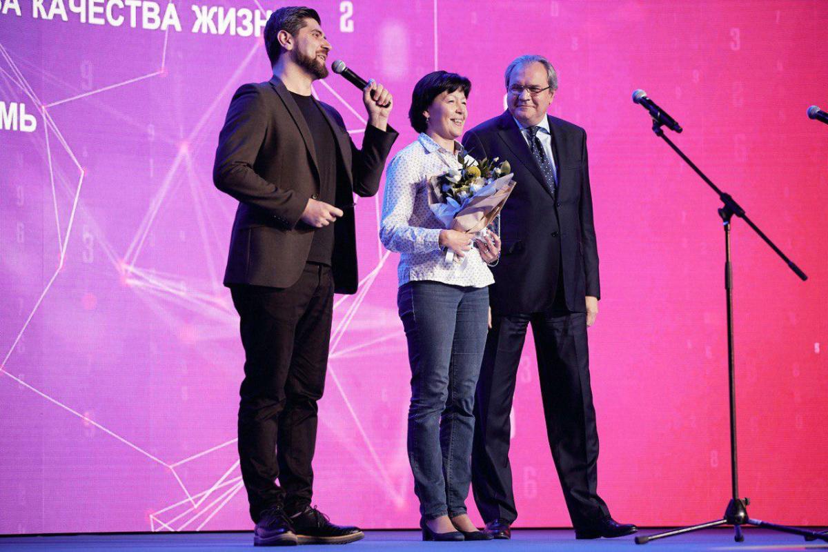 Марина Владыкина получает награду_фото предоставлено форумом Сообщество (Москва) 1