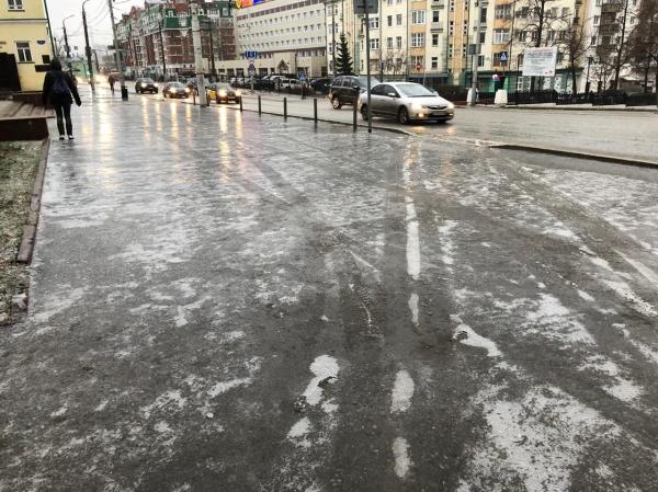 В Перми льдом покрыты тротуары и лестницы