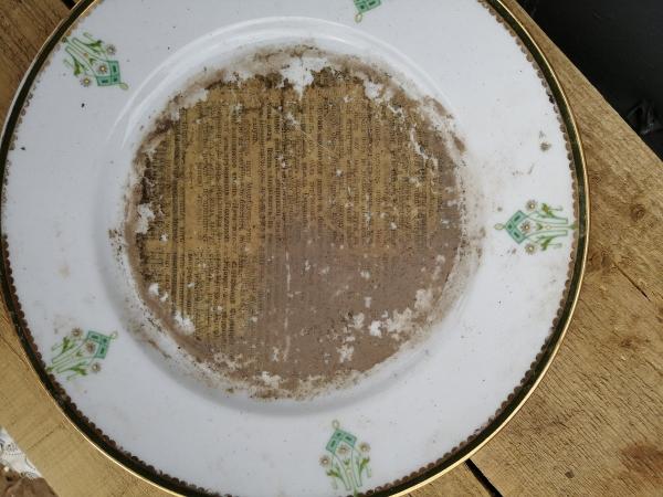 тарелка с отпечатком газеты
