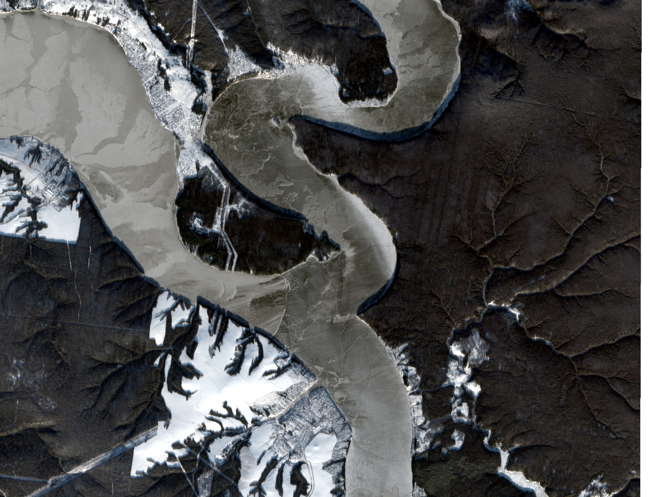 Из-за резкого похолодания застыло Камское водохранилище