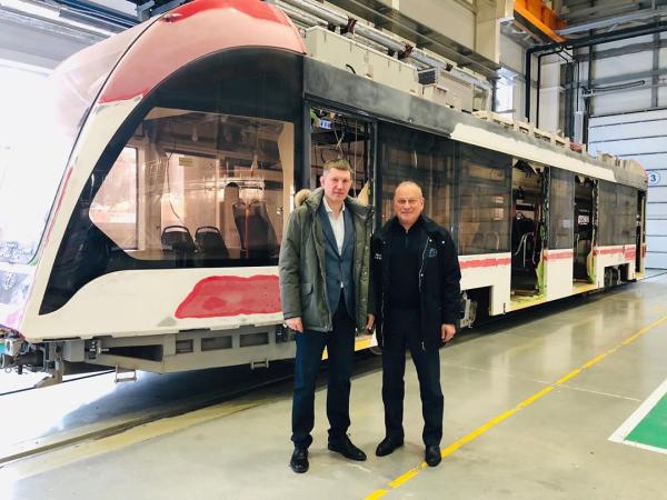 Губернатору показали раскраску новых пермских трамваев