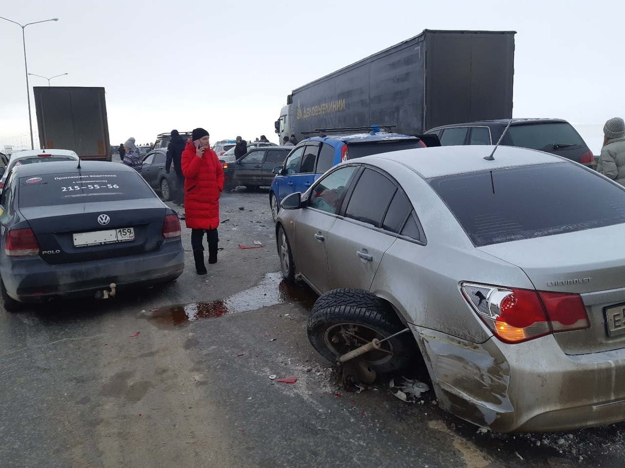 На трассе Пермь — Екатеринбург <nobr>из-за</nobr> тумана и гололёда столкнулись более 20 машин