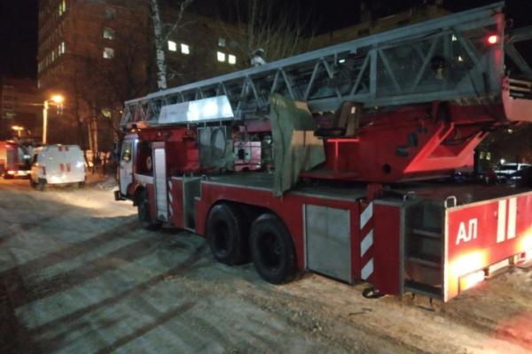Из-за пожара в здании на ул. Стахановской в Перми эвакуировались 100 человек