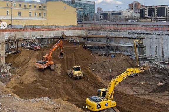 Из-за отрыва грунта на стройплощадке на эспланаде пришлось заменять трамвайные пути