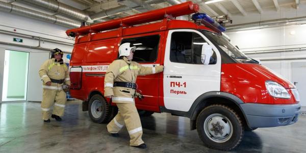 <p>В ночь на 14 января в Перми пожарные спасли из горящей квартиры двух человек</p>