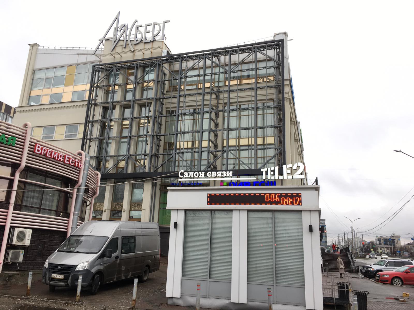 На «Айсберге» часть
старого медиафасада переделывают в
новый