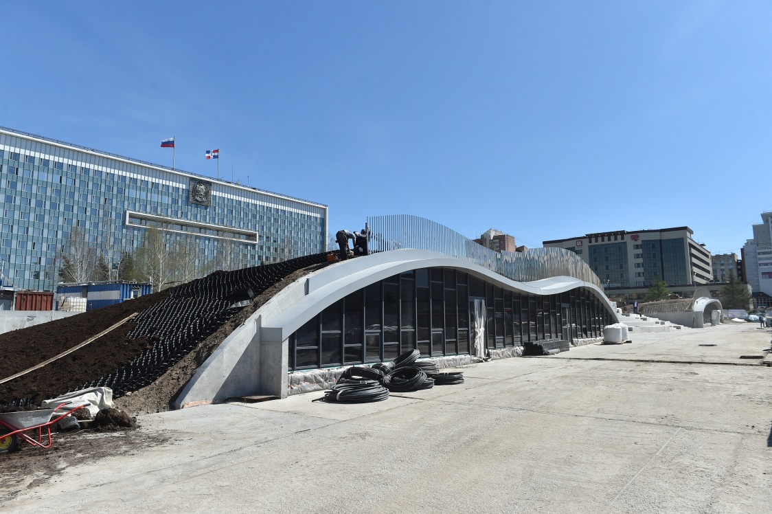 Участок эспланады около здания
Заксобрания будет полностью доделан в
августе