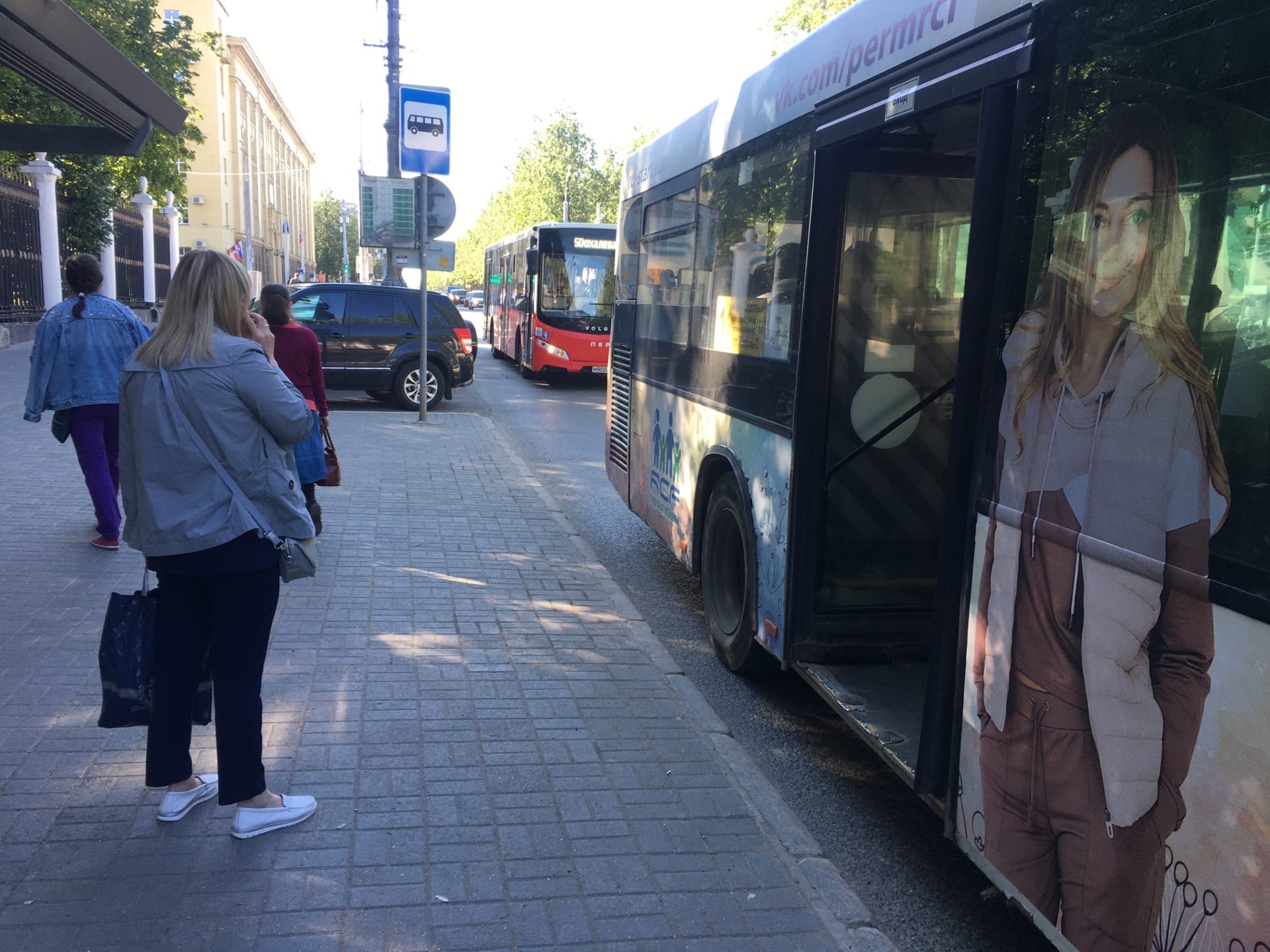 После совещания с губернатором в мэрии Перми решили изменить пути следования двух автобусных маршрутов