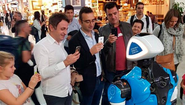 Пермский робот Promobot начал работу в аэропорту Стамбула
