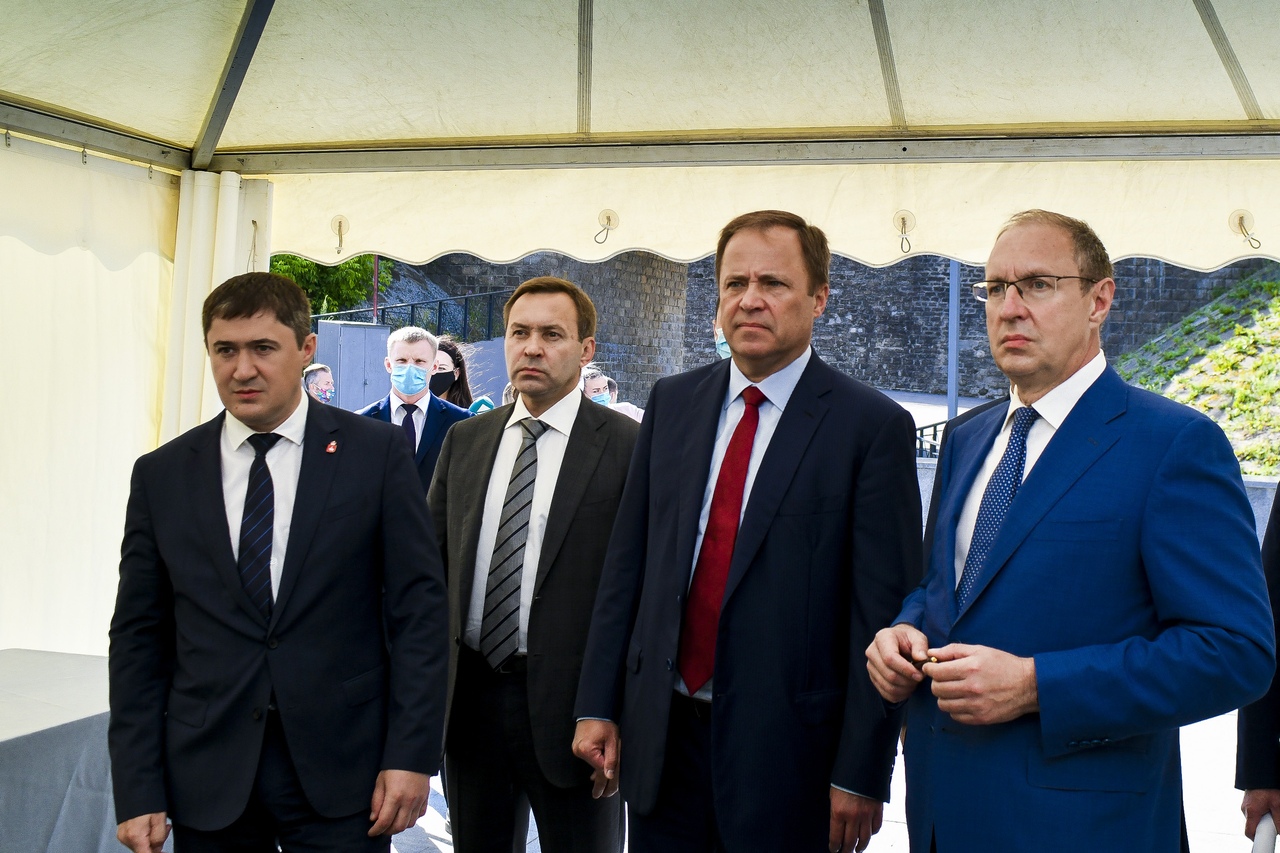 Дмитрий Самойлов доложил о ходе реконструкции набережной Игорю Комарову и Дмитрию Махонину<div><br></div>